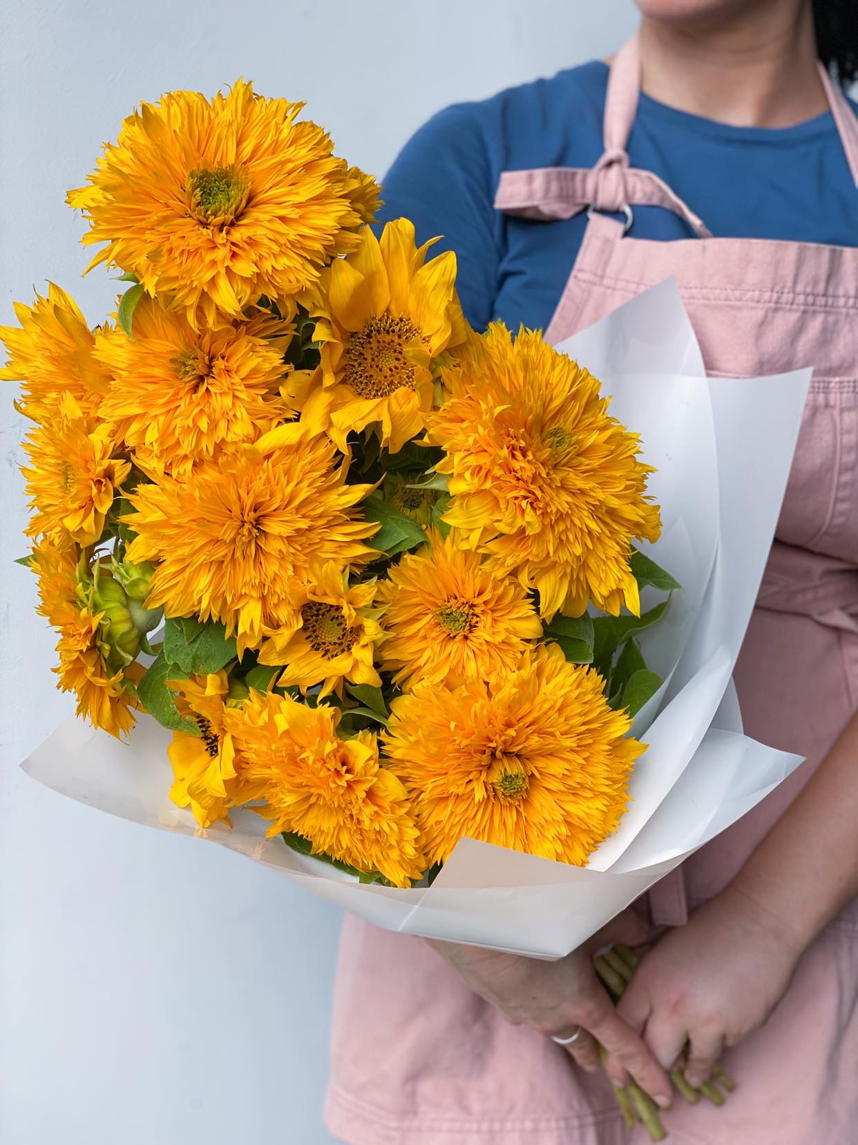 Bouquet of beatiful sunflowers | Featured Image for The Power of Flowers blog on Poco Posy.