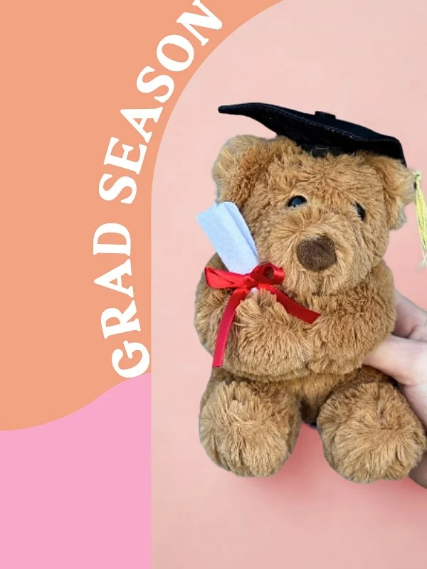 🎓🌸 It’s grad season — and let’s be real, did you even graduate if you didn’t get a photo with flowers in your cap and gown? 💐✨
Celebrate your big moment with a fresh posy from Poco Posy — the ultimate grad photo essential.

Thanks to @cielomorao_ for sharing your gorgeous snaps! 🥰 #PocoPosy #GradSeason #FlowerGoals #melbourneflowerdelivery #brisbaneflowerdelivery