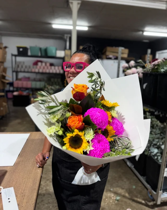 Joy + our Summer Vibes posy = ✨twinning✨ and absolutely slaying.
Like… how are they both serving this hard??
If your week isn’t giving bright, unbothered, and kinda iconic - fix that 💅🌼 @joyitaqueenofcolour 
#MainCharacterEnergy #SunniesAndStems #FloristSlay #BrisbaneBlooms #MelbourneMood